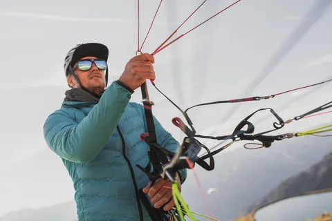 Tandempilot beim Start, die Leinen in der Hand